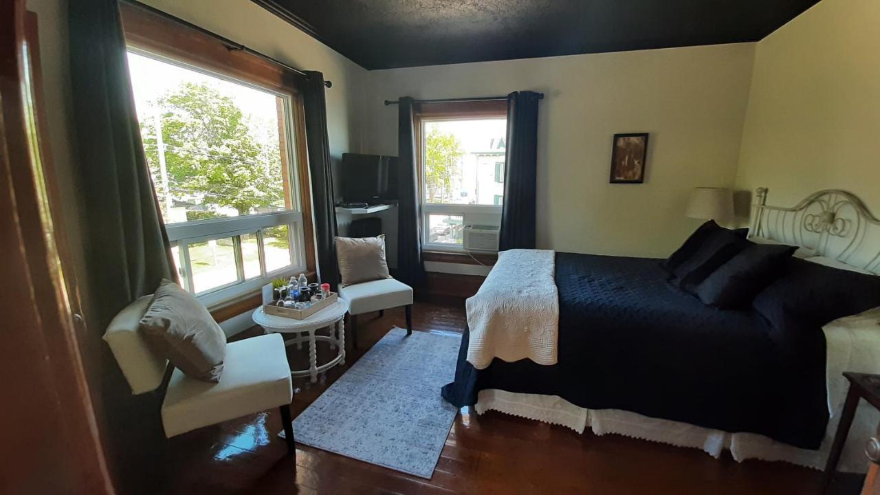 Stonewater Manor B&B Gananoque Ngoại thất bức ảnh